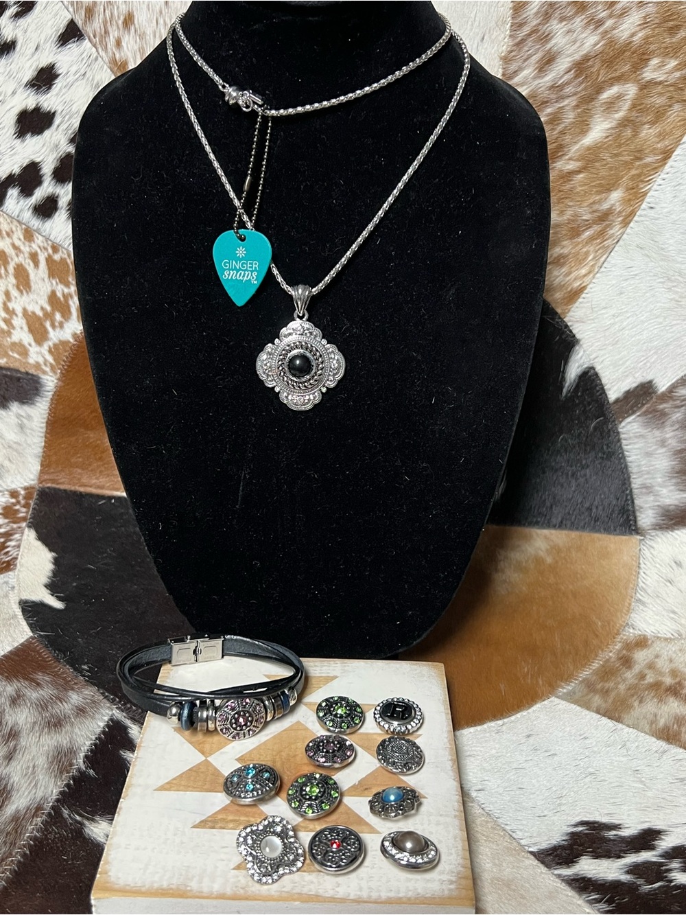Ginger snap necklace with bracelet and extra buttons
